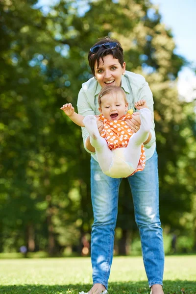 Mãe e bebê no parque — Fotografia de Stock