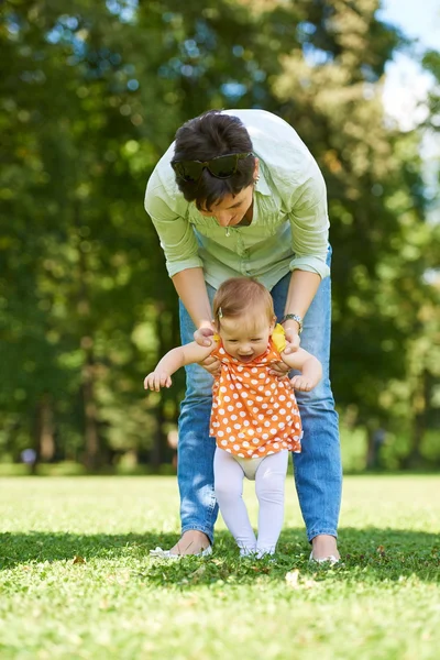 Mãe e bebê no parque — Fotografia de Stock