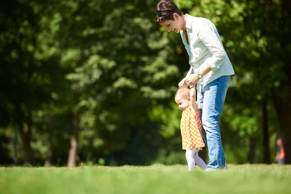 Mutter und Baby im Park — Stockfoto