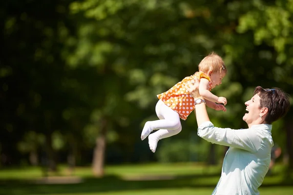 엄마와 아기 공원 — 스톡 사진