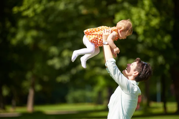 Mother and baby in park — Stock Photo, Image