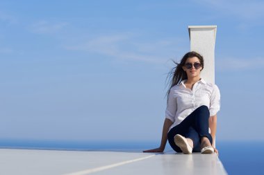 Lüks ev önünde rahat kadın