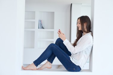 genç kadın cep telefonu evde kullanma