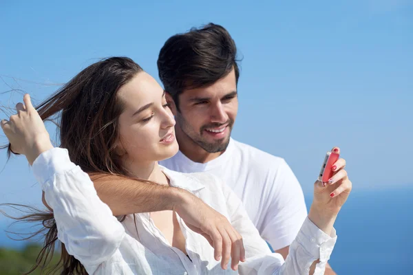 Casal jovem tomando selfie com telefone — Fotografia de Stock