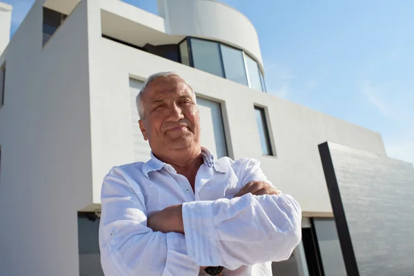 Uomo anziano di fronte alla casa moderna — Foto Stock