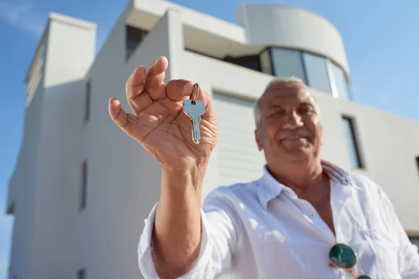 Senior man voor modern huis — Stockfoto