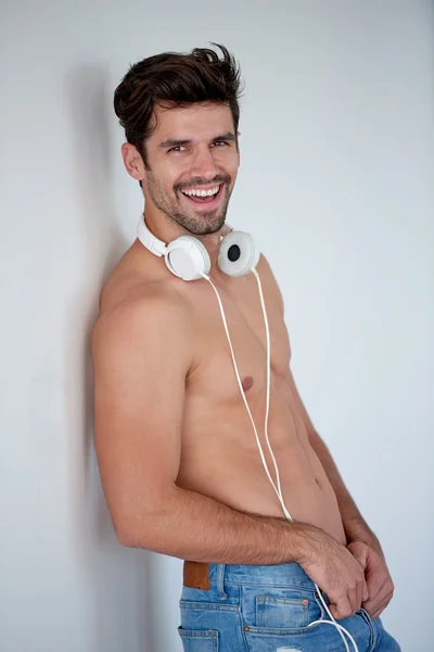 Csinos fiatal ember hallgat zenét a fejhallgatót — Stock Fotó