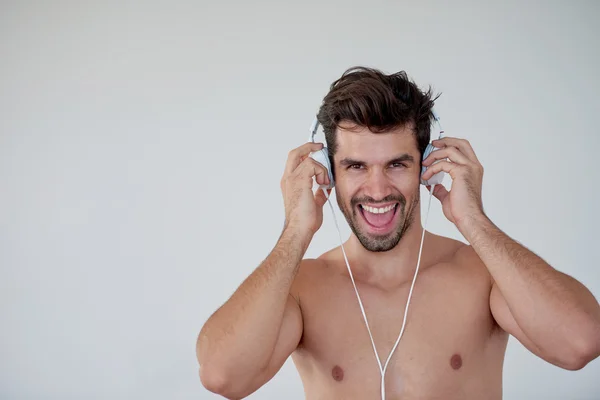 Csinos fiatal ember hallgat zenét a fejhallgatót — Stock Fotó