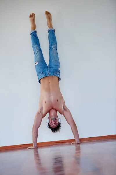 Joven guapo escuchando música en los auriculares —  Fotos de Stock