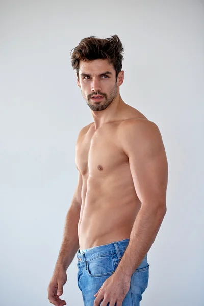 Shirtles beau jeune homme en jeans — Photo