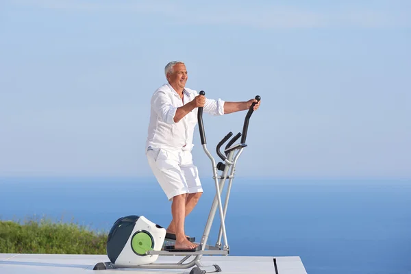 Gezonde senior man uit te werken — Stockfoto