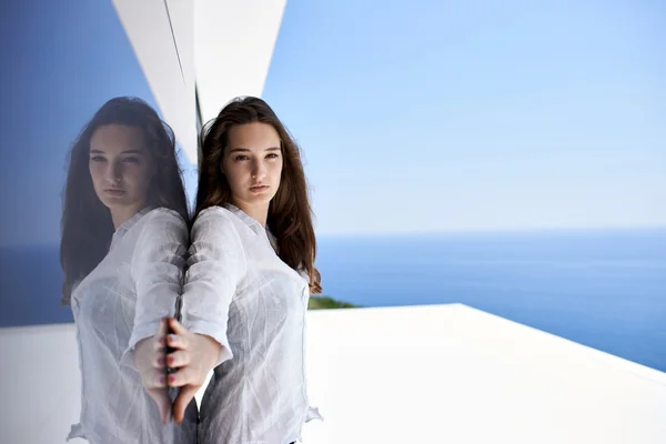 Mulher relaxada na frente da casa moderna de luxo — Fotografia de Stock