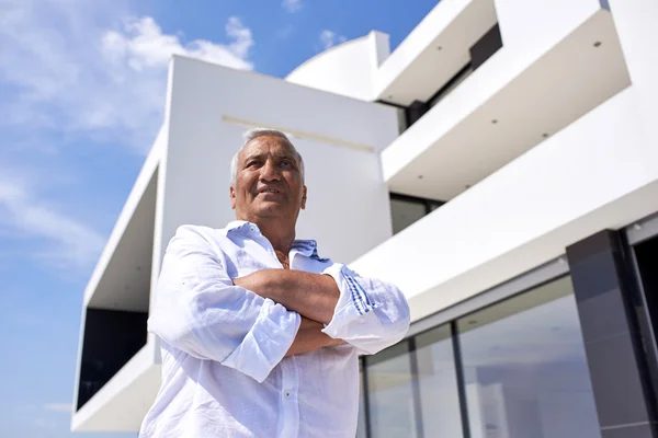 Hombre mayor frente a la casa moderna —  Fotos de Stock