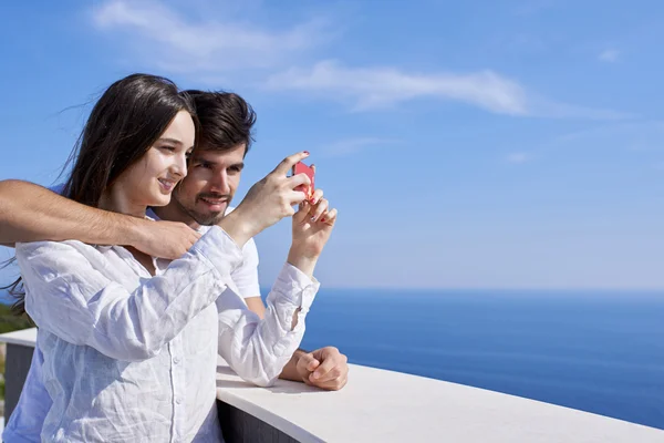 Jeune couple prenant selfie avec téléphone — Photo