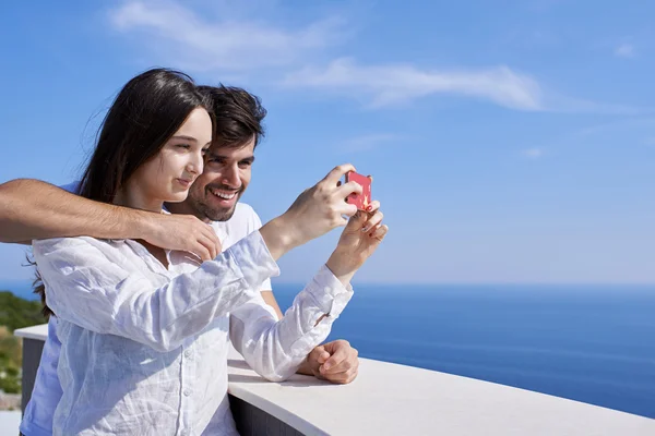 Νεαρό ζευγάρι λαμβάνοντας selfie με τηλέφωνο — Φωτογραφία Αρχείου