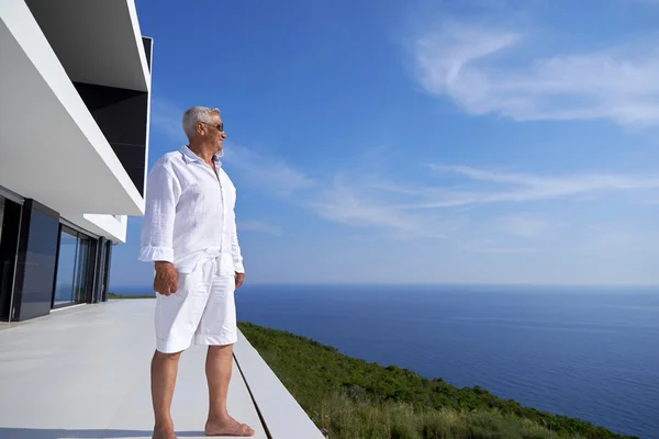 Senior mannen framför moderna hemmet — Stockfoto