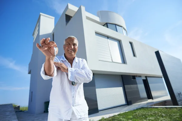 Senior homme devant la maison moderne — Photo