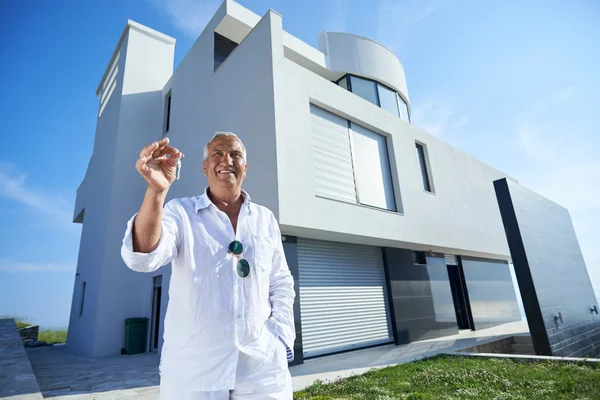 Senior homme devant la maison moderne — Photo