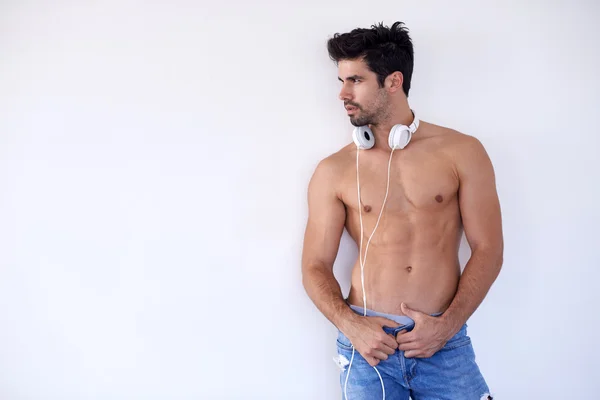 Joven guapo con auriculares — Foto de Stock