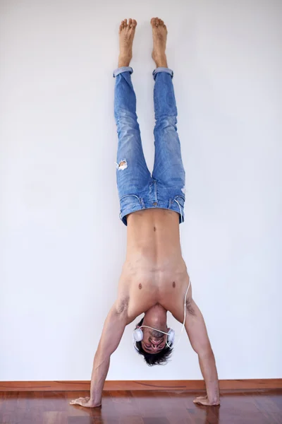 Joven guapo con auriculares — Foto de Stock