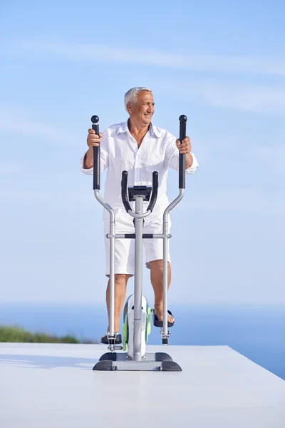 Healthy senior man working out — Stock Photo, Image