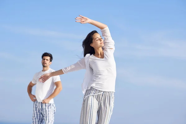 Glückliches junges romantisches Paar hat Spaß — Stockfoto