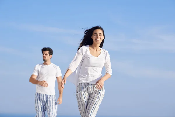 Glückliches junges romantisches Paar hat Spaß — Stockfoto