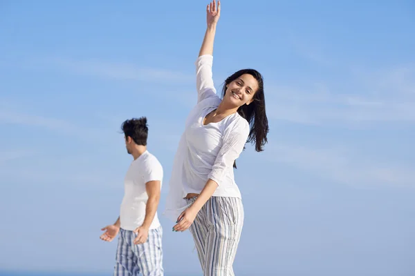 快乐浪漫小两口玩得开心 — 图库照片