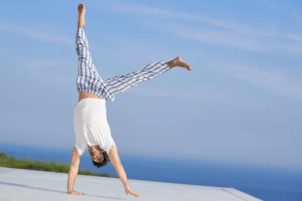 Yoga yapan genç adam. — Stok fotoğraf