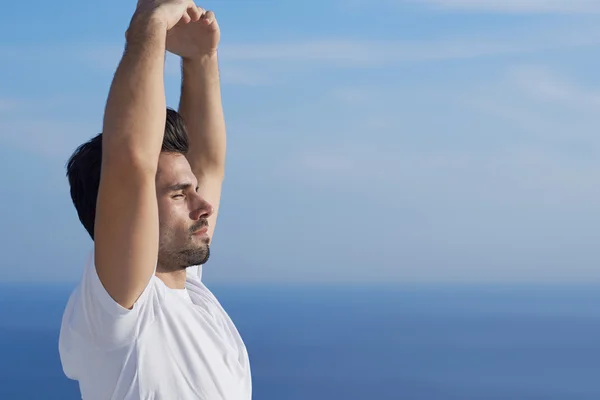 Jeune homme pratiquant le yoga — Photo