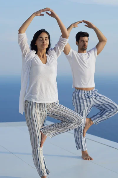 Young couple practicing yoga — Stock Photo, Image