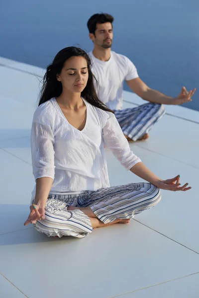 Junges Paar praktiziert Yoga — Stockfoto