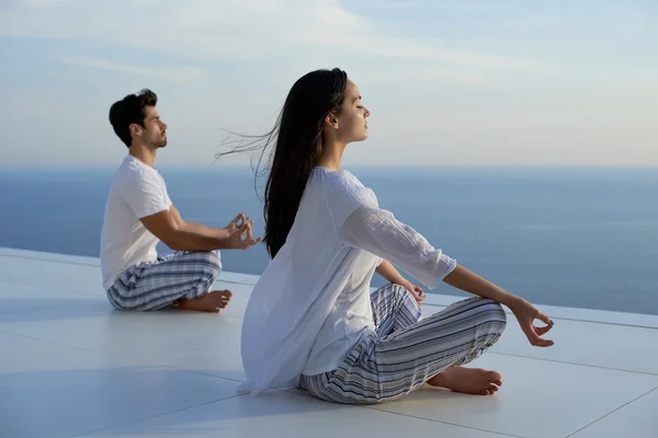 Jong paar oefenen yoga — Stockfoto