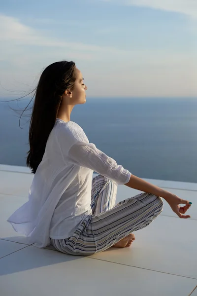 Junge Frau praktiziert Yoga — Stockfoto