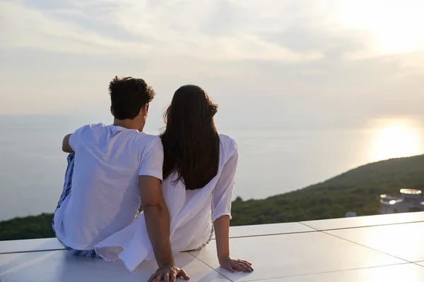 Paar entspannt auf moderner Wohnterrasse — Stockfoto