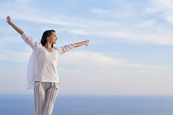 Mujer joven disfrutando del atardecer —  Fotos de Stock