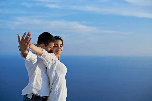 Glückliches junges romantisches Paar auf dem Balkon — Stockfoto