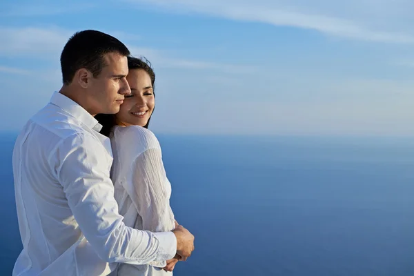 Gelukkige jonge romantisch paar op balkon — Stockfoto