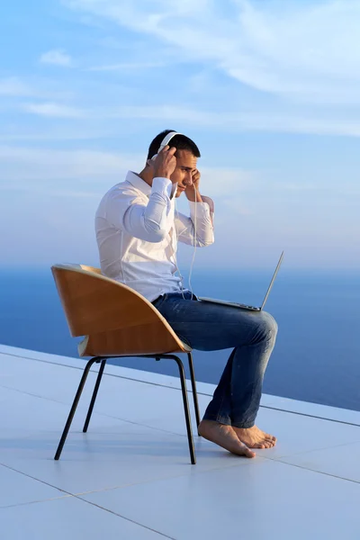 Entspannter junger Mann zu Hause auf Balkon — Stockfoto