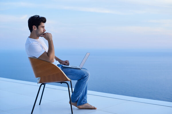 расслабленный молодой человек дома на балконе