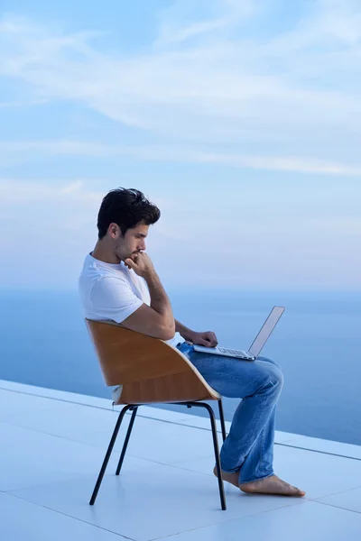 Entspannter junger Mann zu Hause auf Balkon — Stockfoto