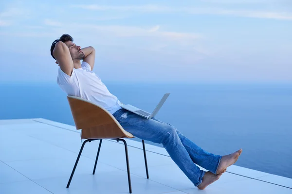 Relaxado jovem em casa na varanda — Fotografia de Stock