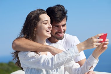 Genç çift alarak selfie telefon ile