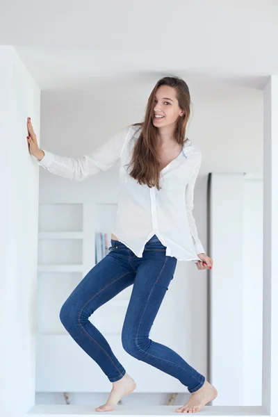 Jovem mulher em casa — Fotografia de Stock