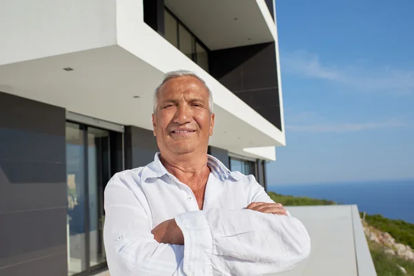 Uomo anziano di fronte alla casa moderna — Foto Stock