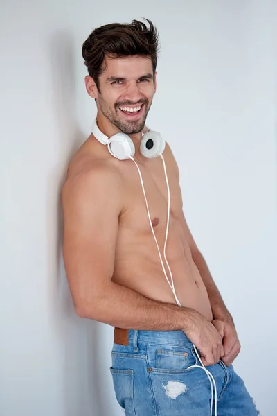 Homem com fones de ouvido em casa moderna — Fotografia de Stock