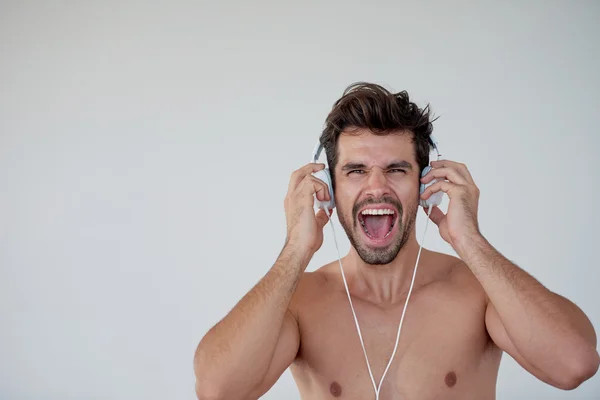 Man met hoofdtelefoon moderne thuis — Stockfoto