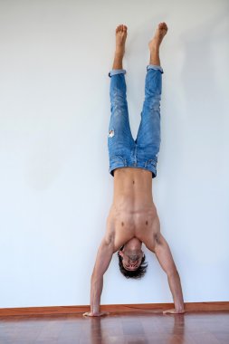 Gömleksiz yakışıklı delikanlı kot pantolon