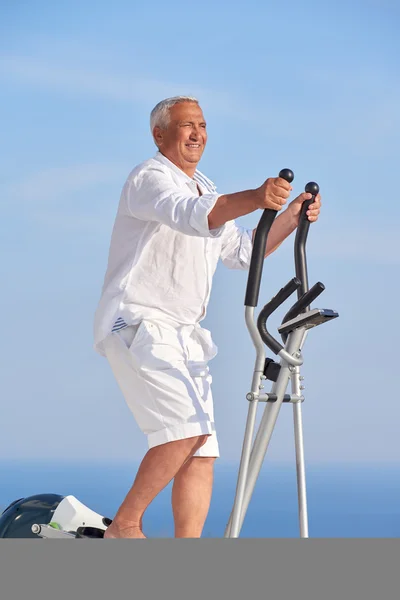 Sano uomo anziano che lavora fuori — Foto Stock