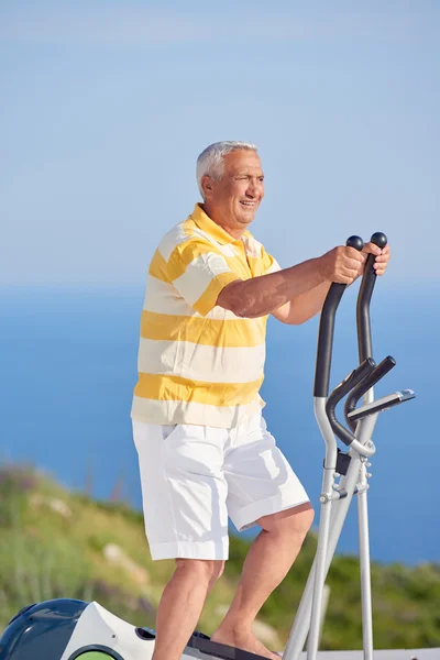 Sano uomo anziano che lavora fuori — Foto Stock